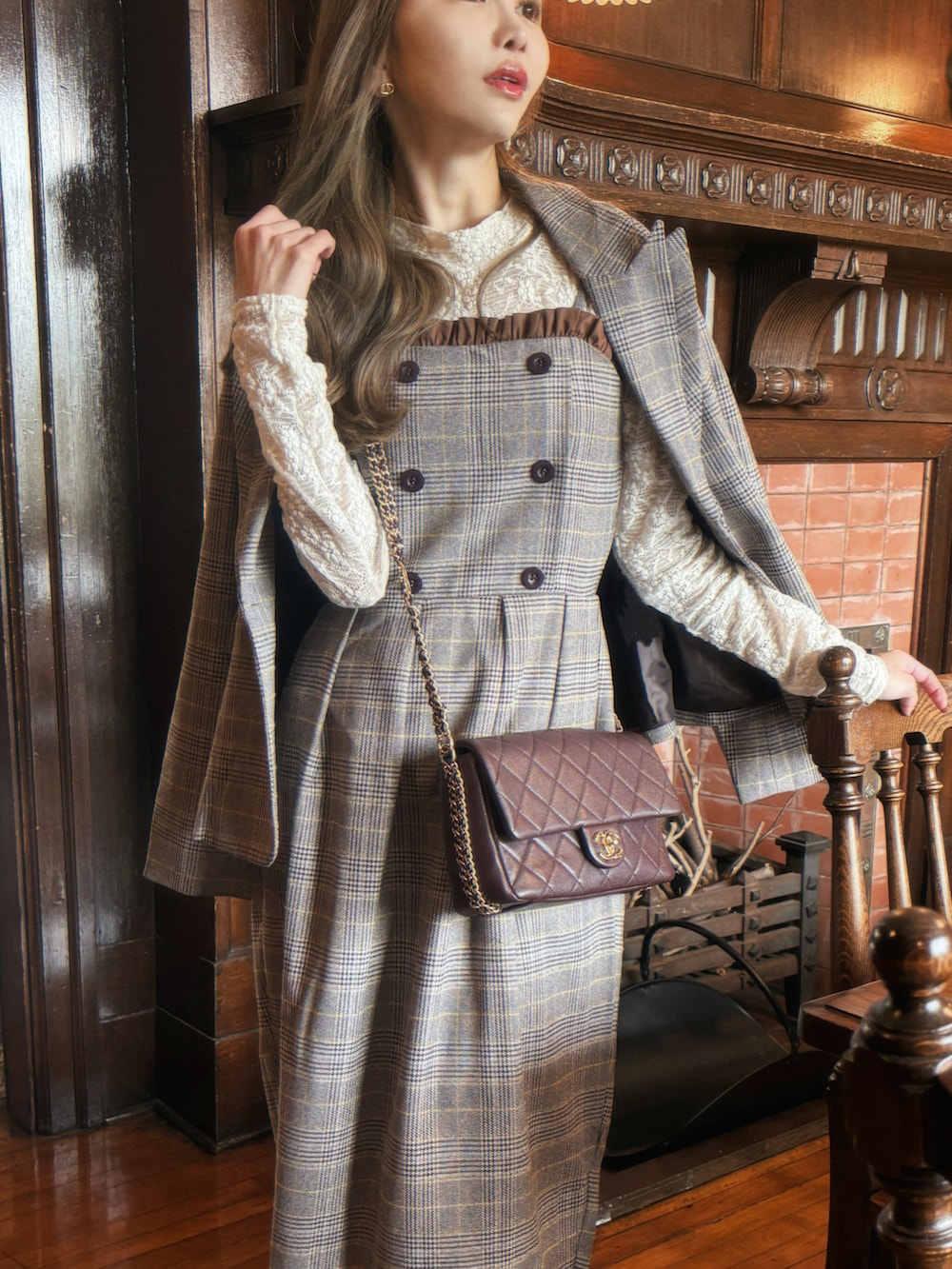 ホワイト系のTシャツ/カットソー、グレー系のワンピース/ドレス、グレー系のジャケット/アウターを着用したレディースの秋コーディネートの3枚目の写真