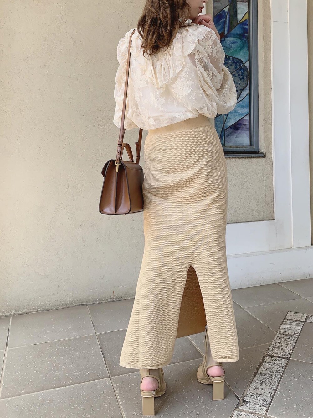 イエロー系のスカート、ホワイト系のシャツ/ブラウス、ベージュ系のサンダルを着用したレディースの春コーディネートの3枚目の写真
