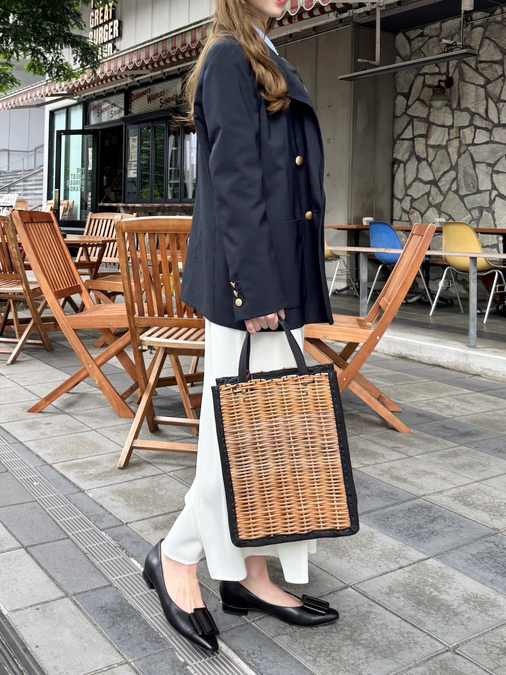 ブルー系のテーラードジャケット、ブルー系のシャツ/ブラウス、ホワイト系のスカートを着用したレディースの夏コーディネートの3枚目の写真