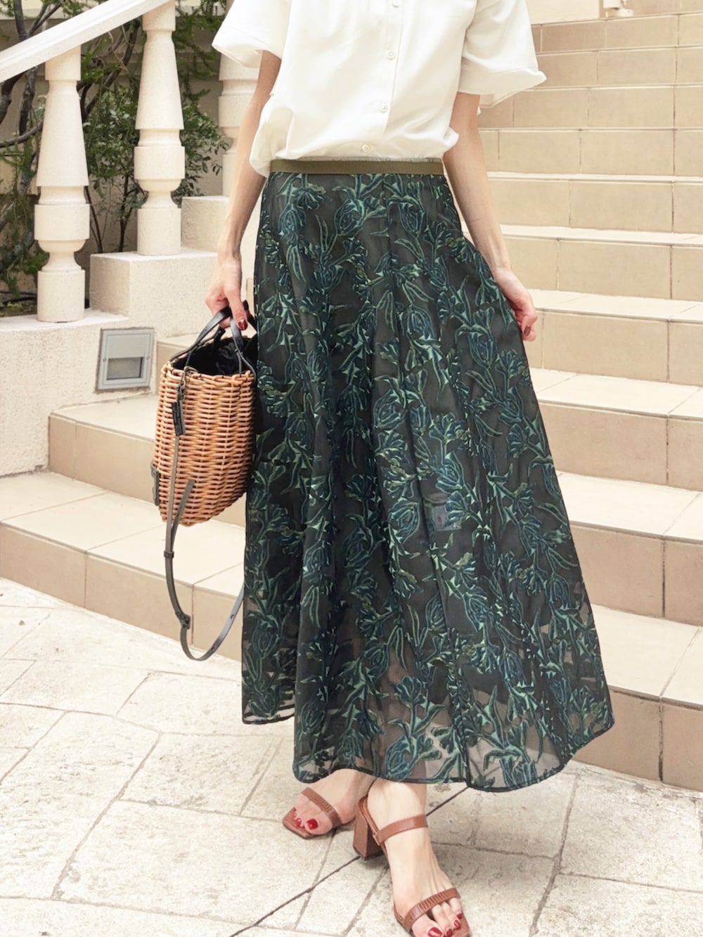 ホワイト系のシャツ/ブラウス、グリーン系のスカート、ベージュ系のバッグを着用したレディースの夏コーディネートの3枚目の写真