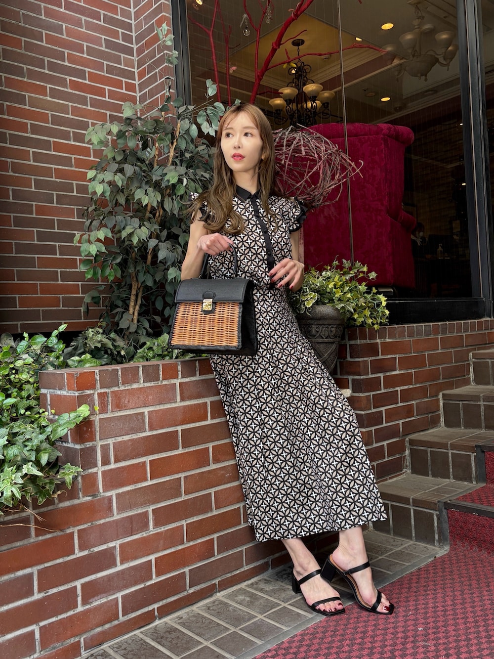 ベージュ系のシャツ/ブラウス、ベージュ系のスカート、ブラック系のサンダルを着用したレディースの夏コーディネートの3枚目の写真