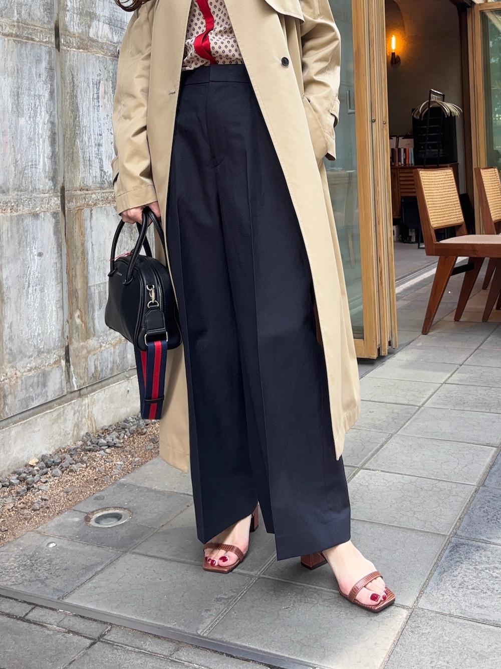 ベージュ系のシャツ/ブラウス、ブルー系のその他パンツ、ブラウン系のサンダルを着用したレディースの春コーディネートの3枚目の写真