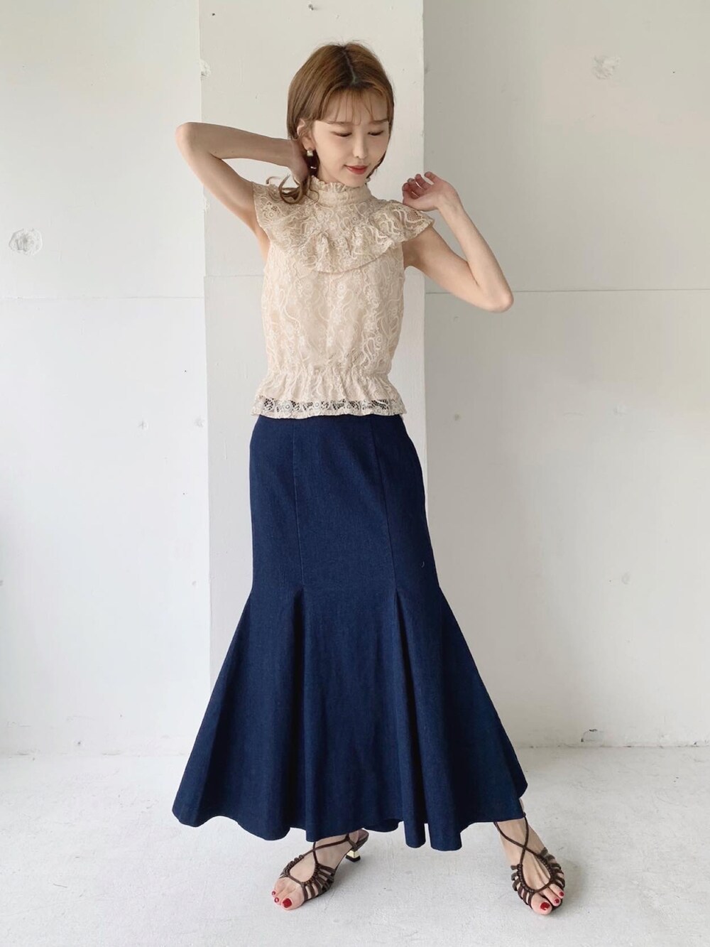 ホワイト系のシャツ/ブラウス、ブルー系のスカート、ブラウン系のサンダルを着用したレディースの夏コーディネートの2枚目の写真