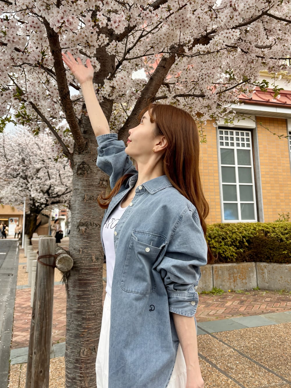 ブルー系のシャツ/ブラウス、ホワイト系のスカート、ベージュ系のスニーカーを着用したレディースの春コーディネートの2枚目の写真