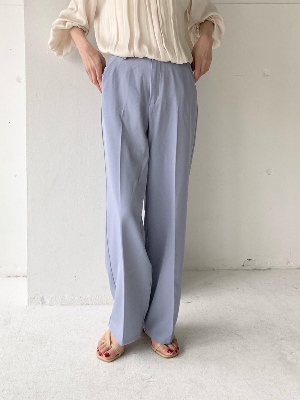 ホワイト系のシャツ/ブラウス、ブルー系のその他パンツ、ベージュ系のサンダルを着用したレディースの春コーディネートの3枚目の写真