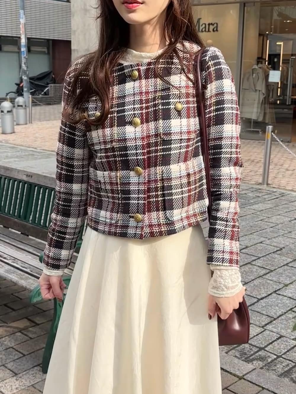 ブラウン系のノーカラージャケット、ホワイト系のスカート、ホワイト系のTシャツ/カットソーを着用したレディースの春コーディネートの3枚目の写真