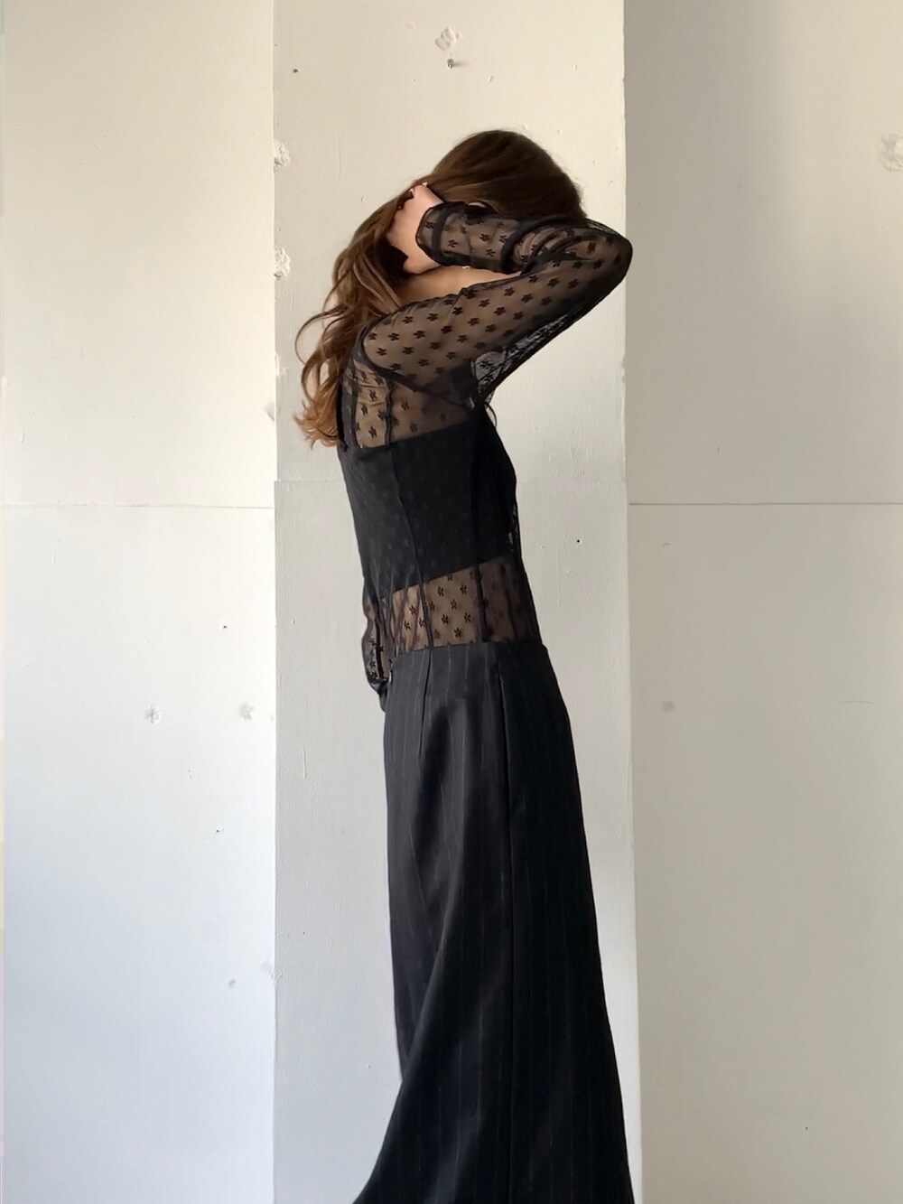 ブラック系のTシャツ/カットソー、ブラック系のスカート、ブラック系のブーツを着用したレディースの秋コーディネートの3枚目の写真