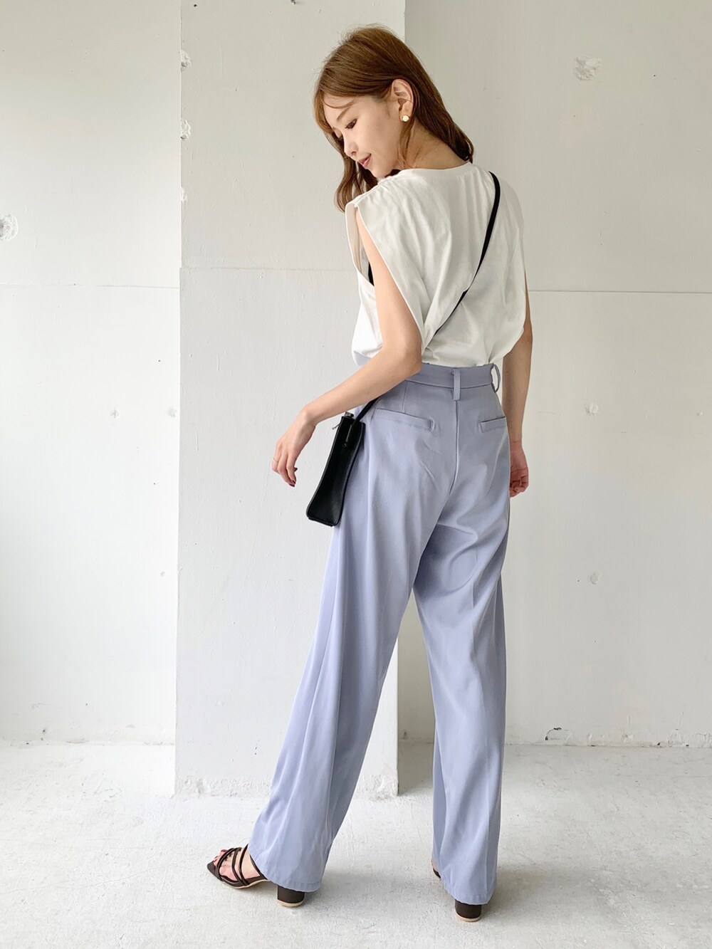 ブルー系のその他パンツ、ブラウン系のサンダル、ホワイト系のTシャツ/カットソーを着用したレディースの夏コーディネートの2枚目の写真