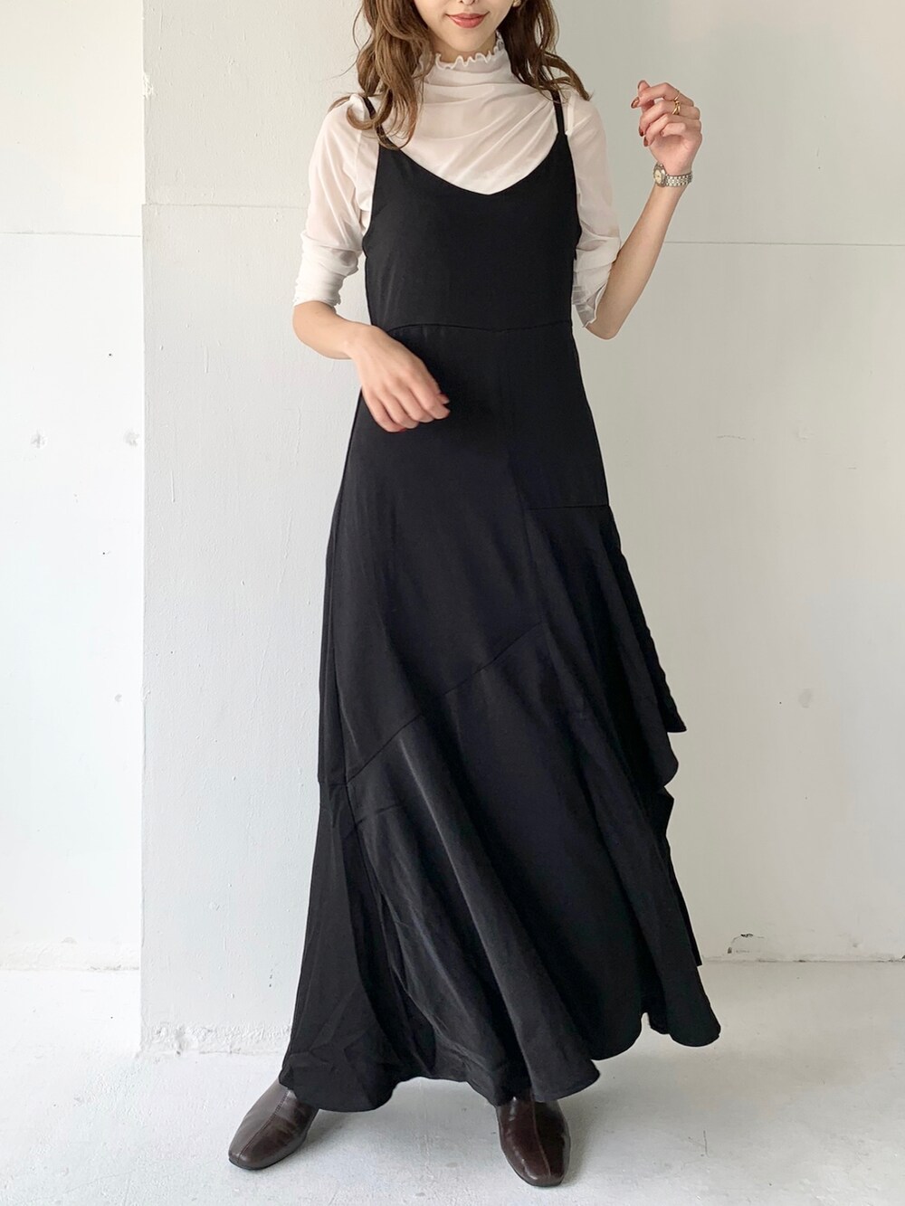 ホワイト系のTシャツ/カットソー、ブラウン系のブーツ、ブラック系のワンピース/ドレスを着用したレディースの秋コーディネートの3枚目の写真