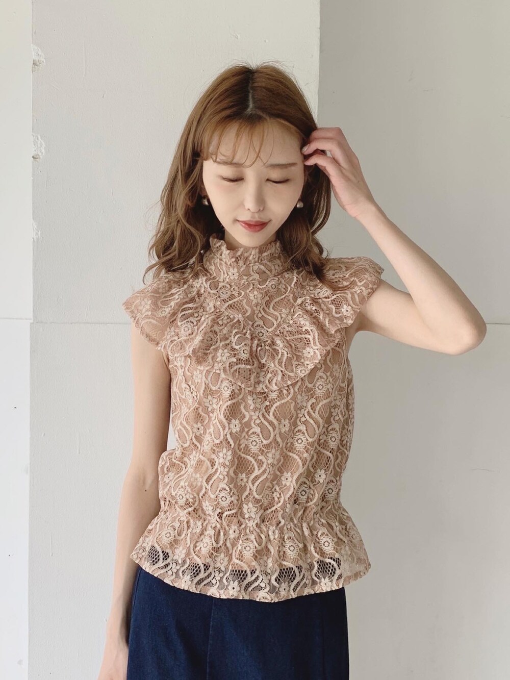 ベージュ系のシャツ/ブラウス、ブルー系のスカート、ブラウン系のサンダルを着用したレディースの夏コーディネートの2枚目の写真