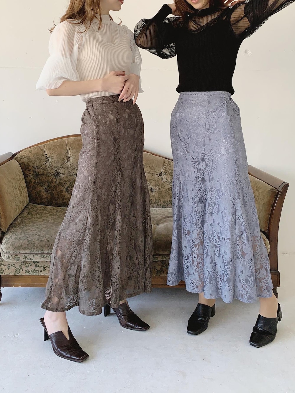 ホワイト系のニット/セーター、ブラック系のニット/セーター、ブルー系のスカートを着用したレディースの春コーディネートの2枚目の写真