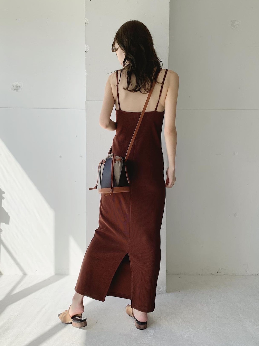 レッド系のワンピース、ブラウン系のショルダーバッグ、ブラウン系のサンダルを着用したレディースの夏コーディネートの4枚目の写真