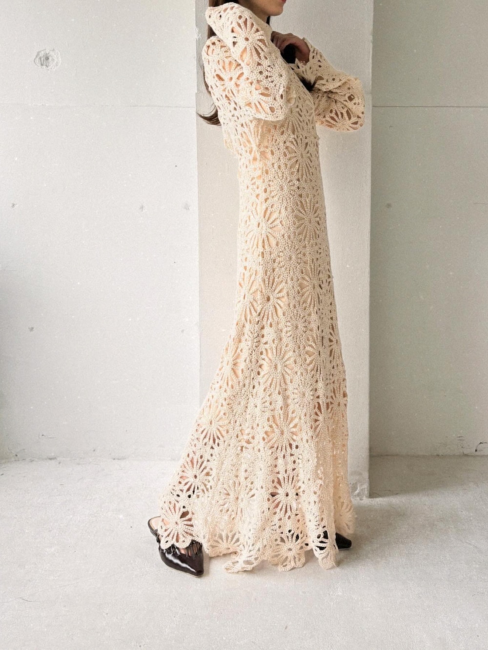 ホワイト系のドレス、ブラウン系のサンダルを着用したレディースの夏コーディネートの3枚目の写真