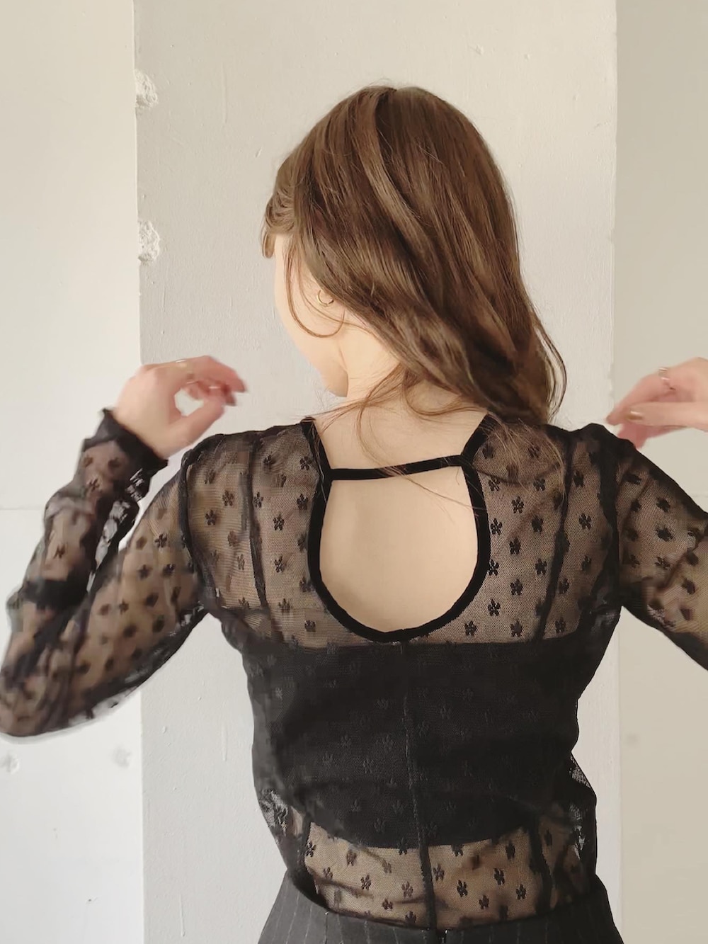 ブラック系のTシャツ/カットソー、ブラック系のスカート、ブラック系のブーツを着用したレディースの秋コーディネートの2枚目の写真