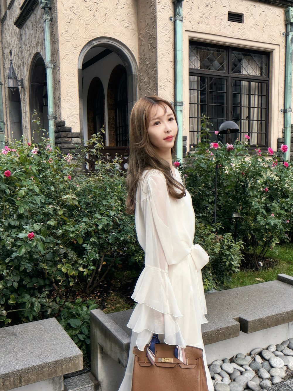 ホワイト系のワンピースを着用したレディースの秋コーディネートの2枚目の写真