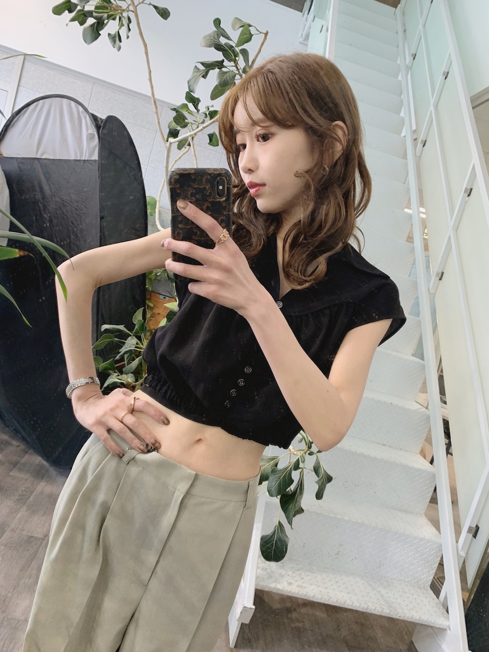 ブラック系のシャツ/ブラウス、ベージュ系のその他パンツ、ブラック系のサンダルを着用したレディースの春コーディネートの2枚目の写真