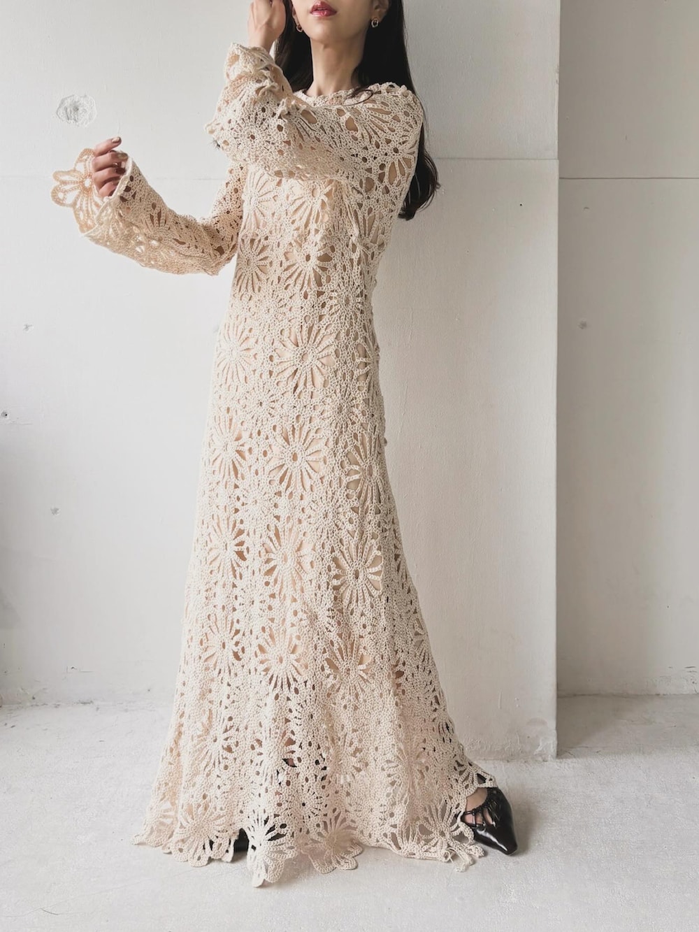 ホワイト系のドレス、ブラウン系のサンダルを着用したレディースの夏コーディネートの2枚目の写真