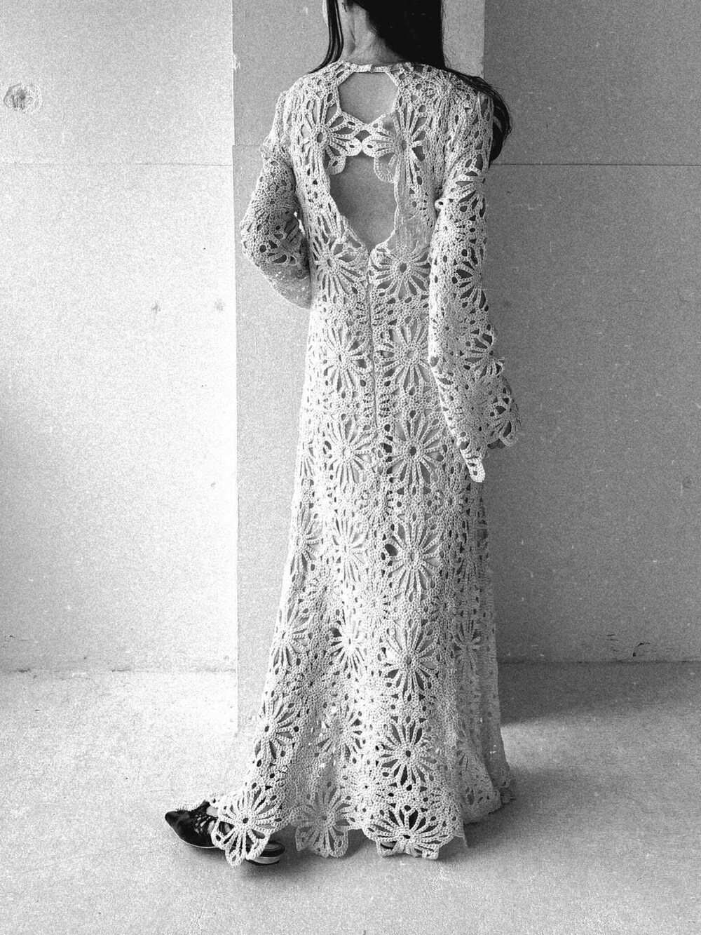 ホワイト系のドレス、ブラウン系のサンダルを着用したレディースの夏コーディネートの4枚目の写真