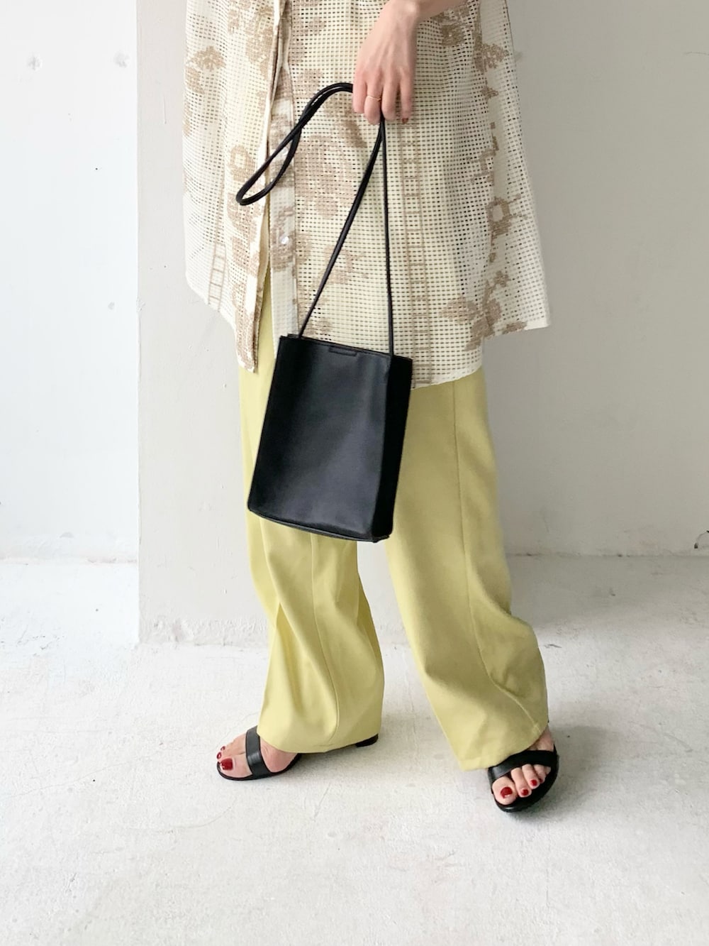 ブラック系のショルダーバッグ、イエロー系のその他パンツ、ホワイト系のシャツ/ブラウスを着用したレディースの夏コーディネートの3枚目の写真