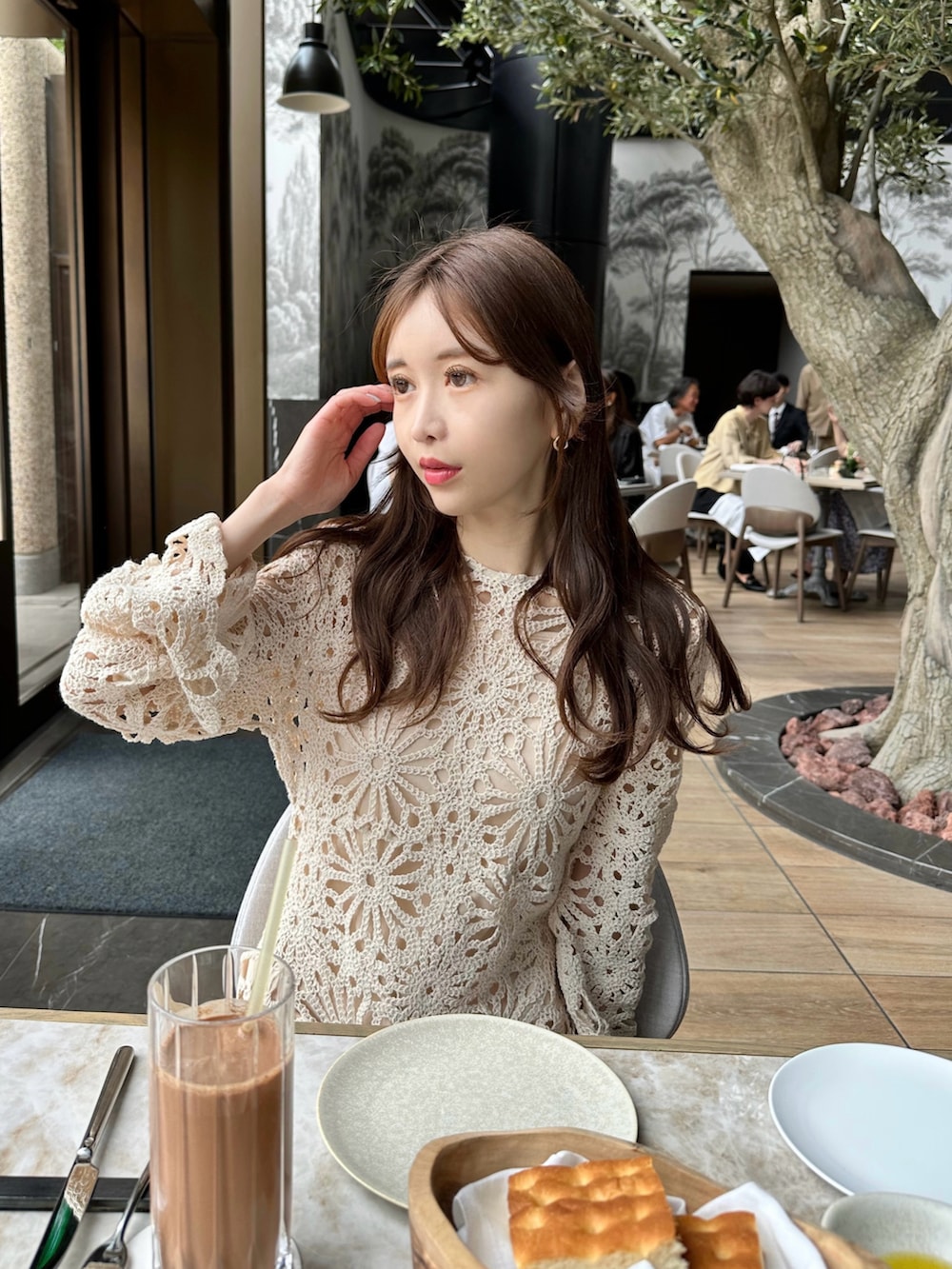 ホワイト系のドレス、ブラウン系のサンダルを着用したレディースの夏コーディネートの5枚目の写真