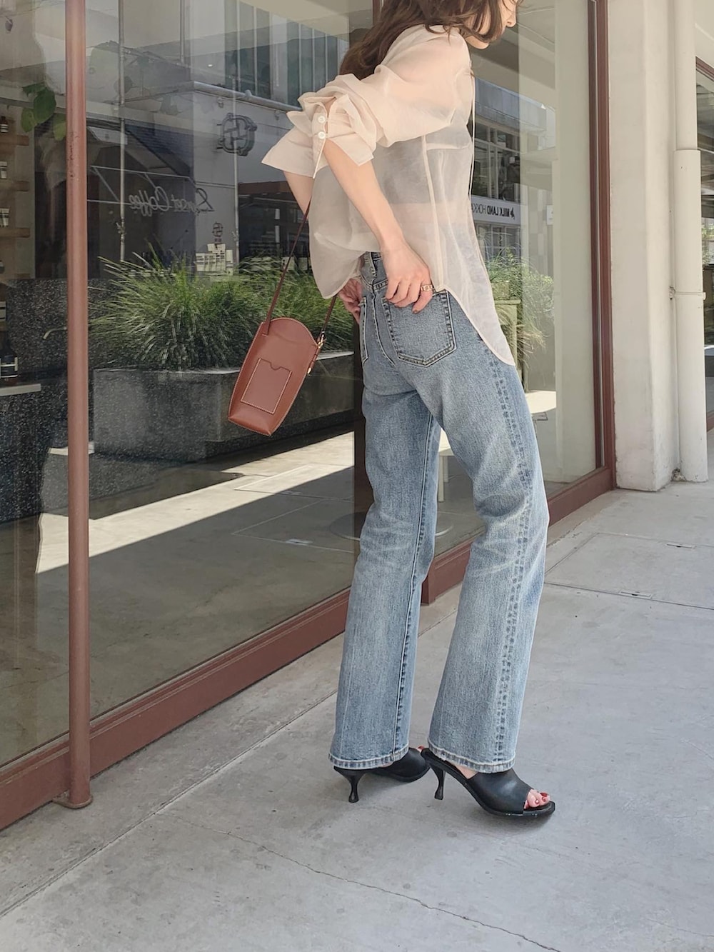 ホワイト系のシャツ/ブラウス、ブラック系のチューブトップ、ブルー系のデニムパンツを着用したレディースの春コーディネートの3枚目の写真