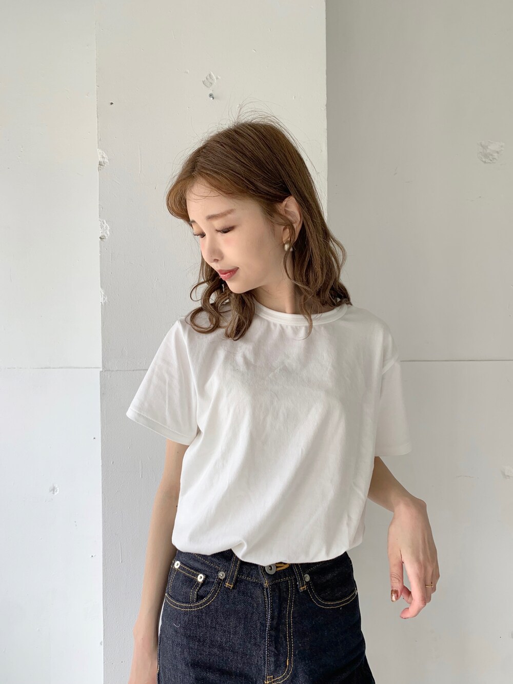 ホワイト系のTシャツ/カットソー、ブルー系のデニムパンツ、ブラウン系のサンダルを着用したレディースの夏コーディネートの3枚目の写真