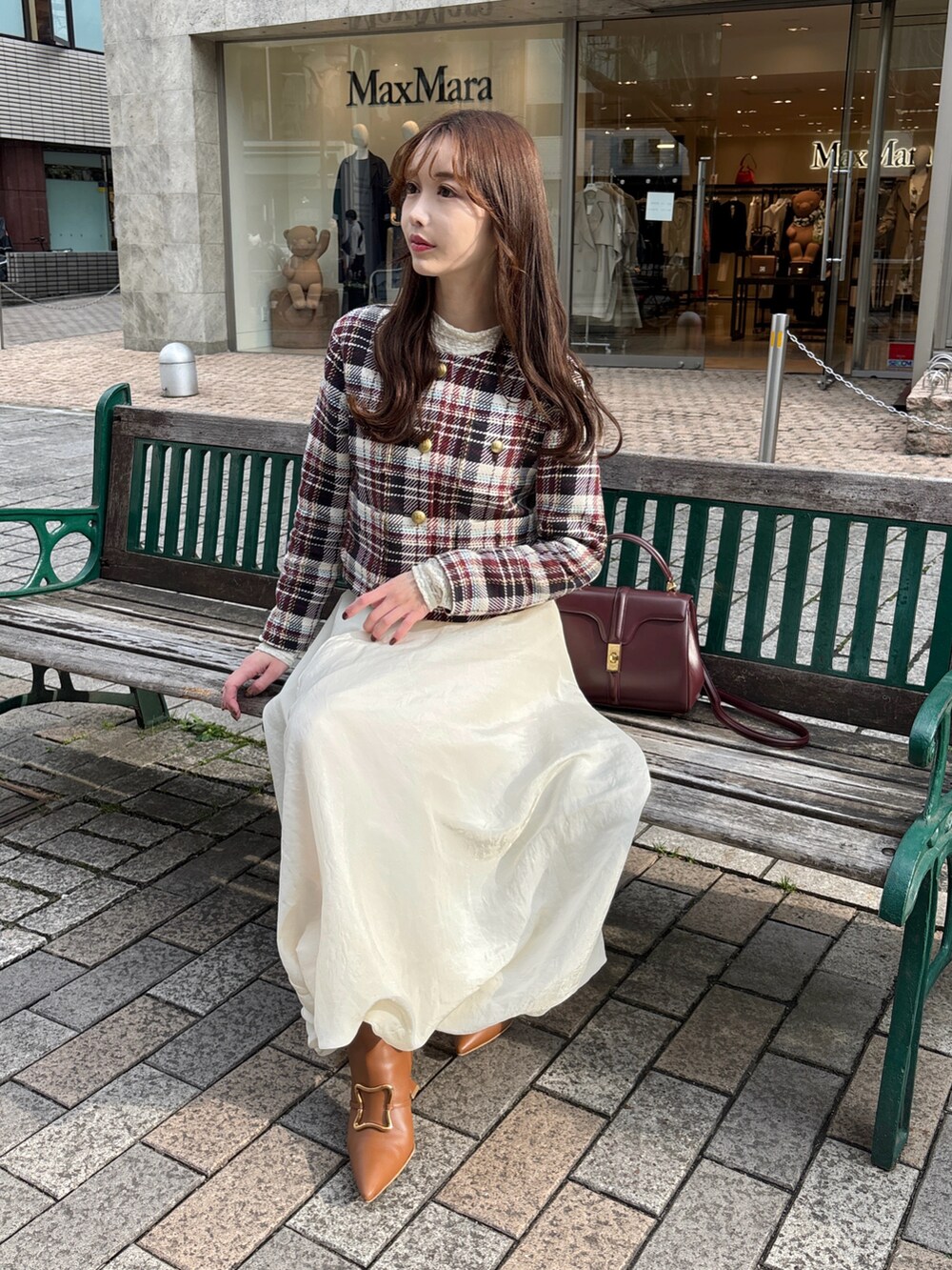 ブラウン系のノーカラージャケット、ホワイト系のスカート、ホワイト系のTシャツ/カットソーを着用したレディースの春コーディネートの4枚目の写真