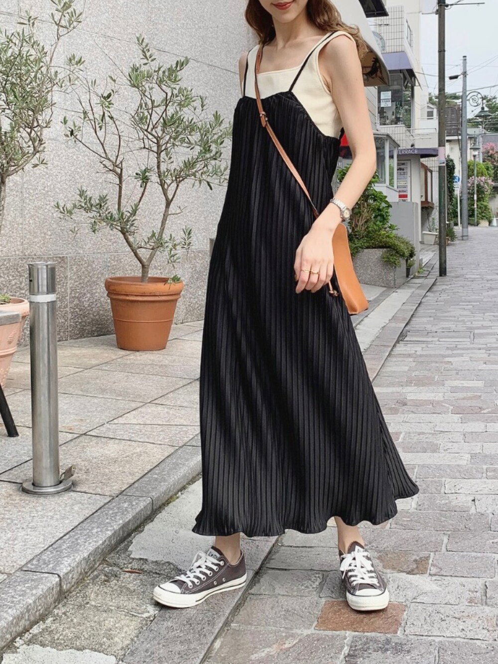 ブラック系のワンピース、ベージュ系のタンクトップ、ベージュ系のハットを着用したレディースの夏コーディネートの2枚目の写真