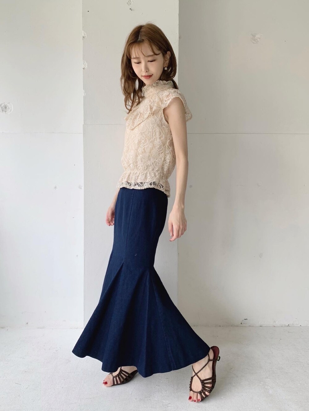 ホワイト系のシャツ/ブラウス、ブルー系のスカート、ブラウン系のサンダルを着用したレディースの夏コーディネートの3枚目の写真