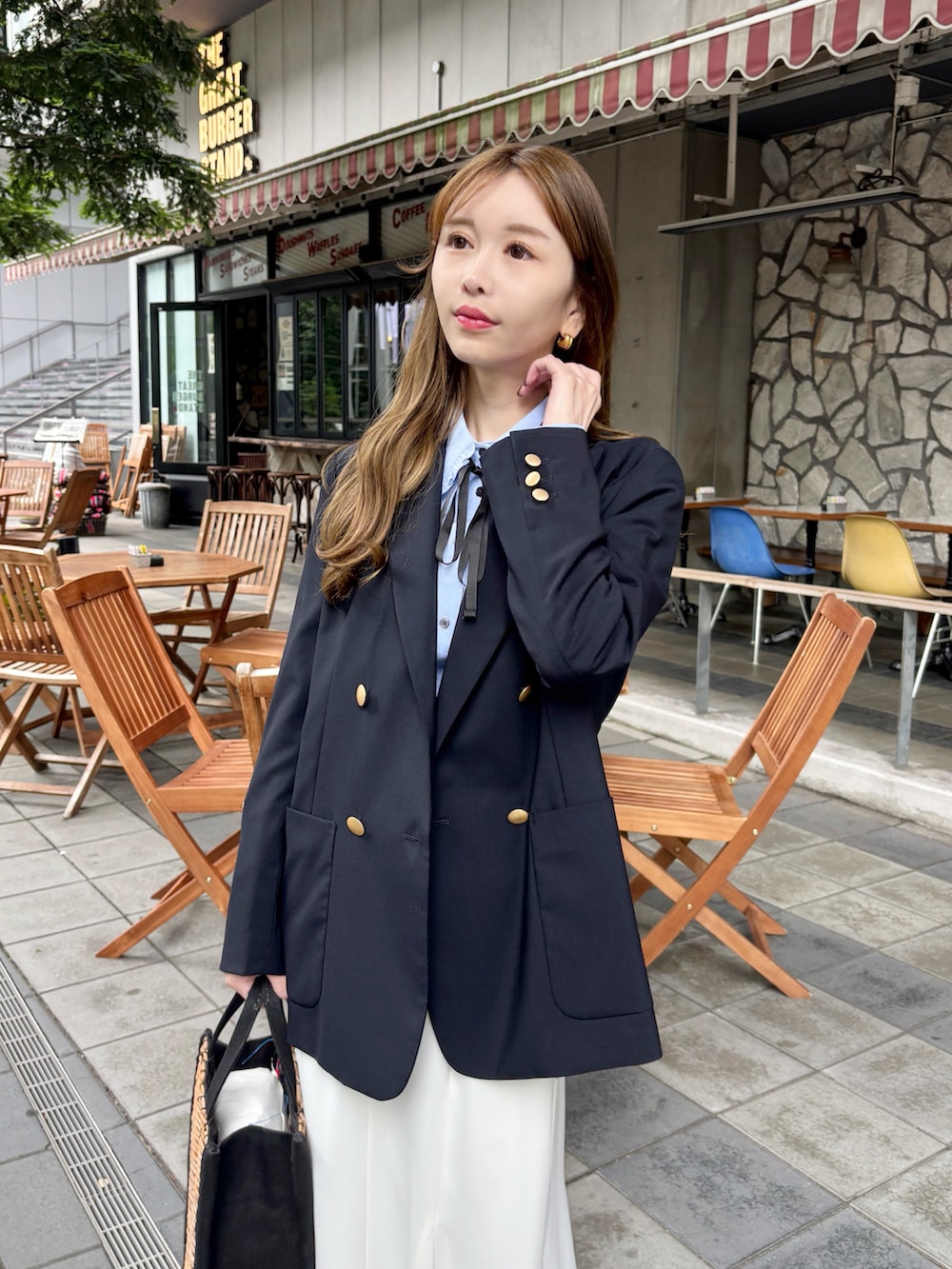 ブルー系のテーラードジャケット、ブルー系のシャツ/ブラウス、ホワイト系のスカートを着用したレディースの夏コーディネートの2枚目の写真