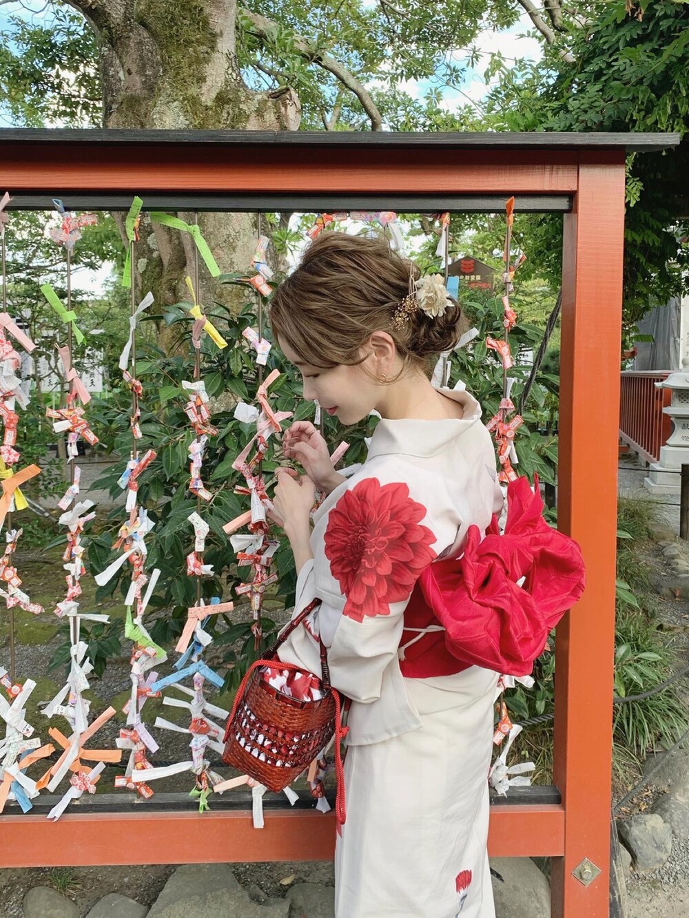 ゴールド系のピアス（両耳用）を着用したレディースの夏コーディネートの5枚目の写真