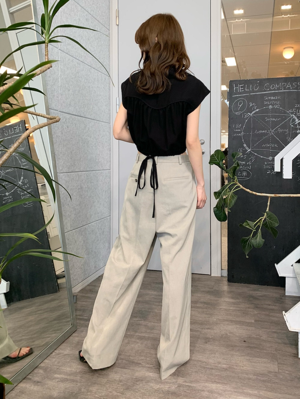 ブラック系のシャツ/ブラウス、ベージュ系のその他パンツ、ブラック系のサンダルを着用したレディースの春コーディネートの3枚目の写真