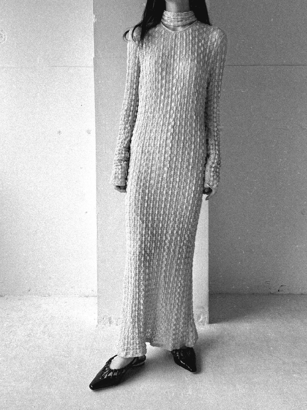 ベージュ系のワンピース、ブラウン系のサンダルを着用したレディースの春コーディネートの4枚目の写真