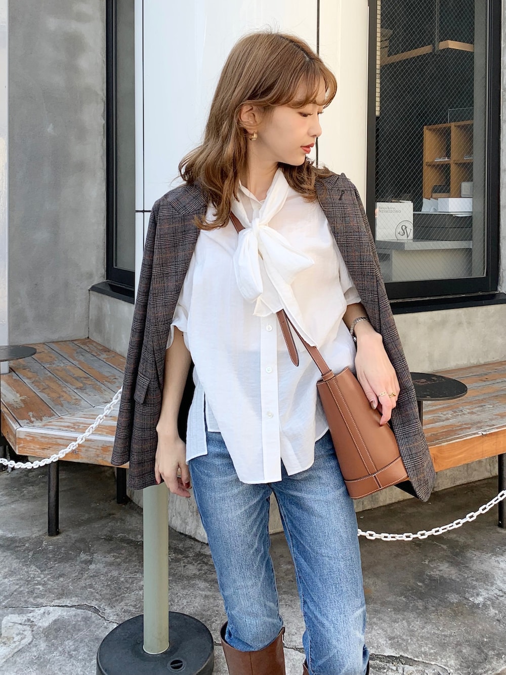 ホワイト系のシャツ/ブラウス、ブラウン系のジャケット/アウター、ブラウン系のバッグを着用したレディースの秋コーディネートの3枚目の写真