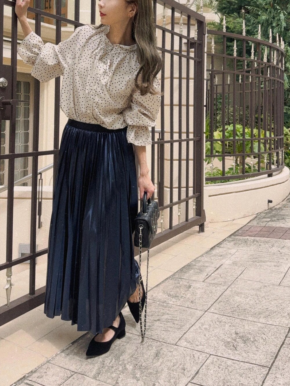 ホワイト系のシャツ/ブラウス、ブルー系のスカート、ブラック系のショルダーバッグを着用したレディースの秋コーディネートの3枚目の写真