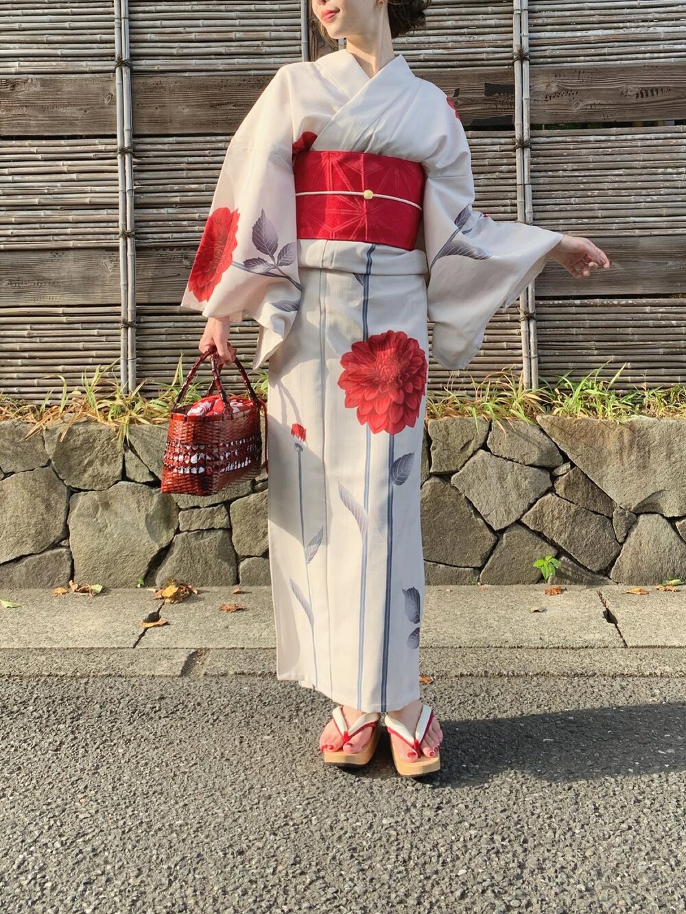 ゴールド系のピアス（両耳用）を着用したレディースの夏コーディネートの2枚目の写真