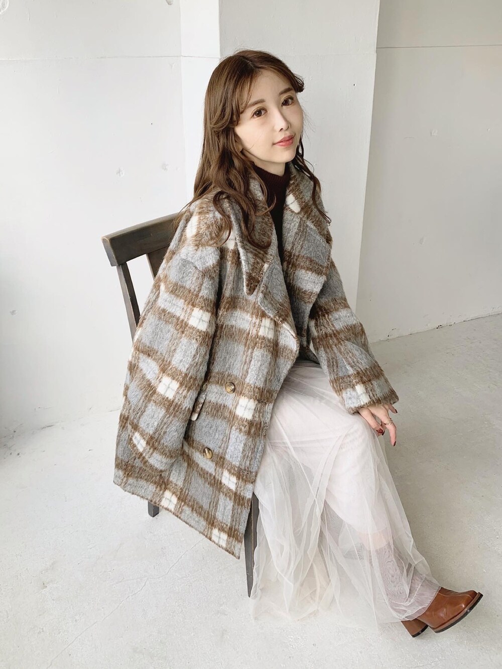 その他のピーコート、レッド系のニット/セーター、ホワイト系のスカートを着用したレディースの秋コーディネートの2枚目の写真