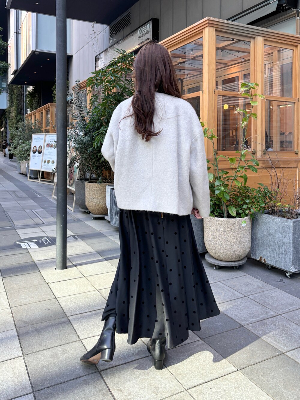 「冬コーデ、クリスマスに着たい服、マイベストコーデ2024、大人かわいい、秋冬コーデ、クリスマス、クリスマスコーデ、ショートコート、フレアスカート、大人可愛い、ロングスカート、ショートブーツ、ボウタイブラウス、レイヤードスタイル、DRESSTERIOR」｜「DRESSTERIORの【大人百花冬号掲載　モデル美香さん着用】モヘヤ混シャギーミニマルショートコート（ノーカラーコート、グレー系）」を使った、清水夏姫さん（レディース・160cm）の冬コーディネートの4枚目の写真