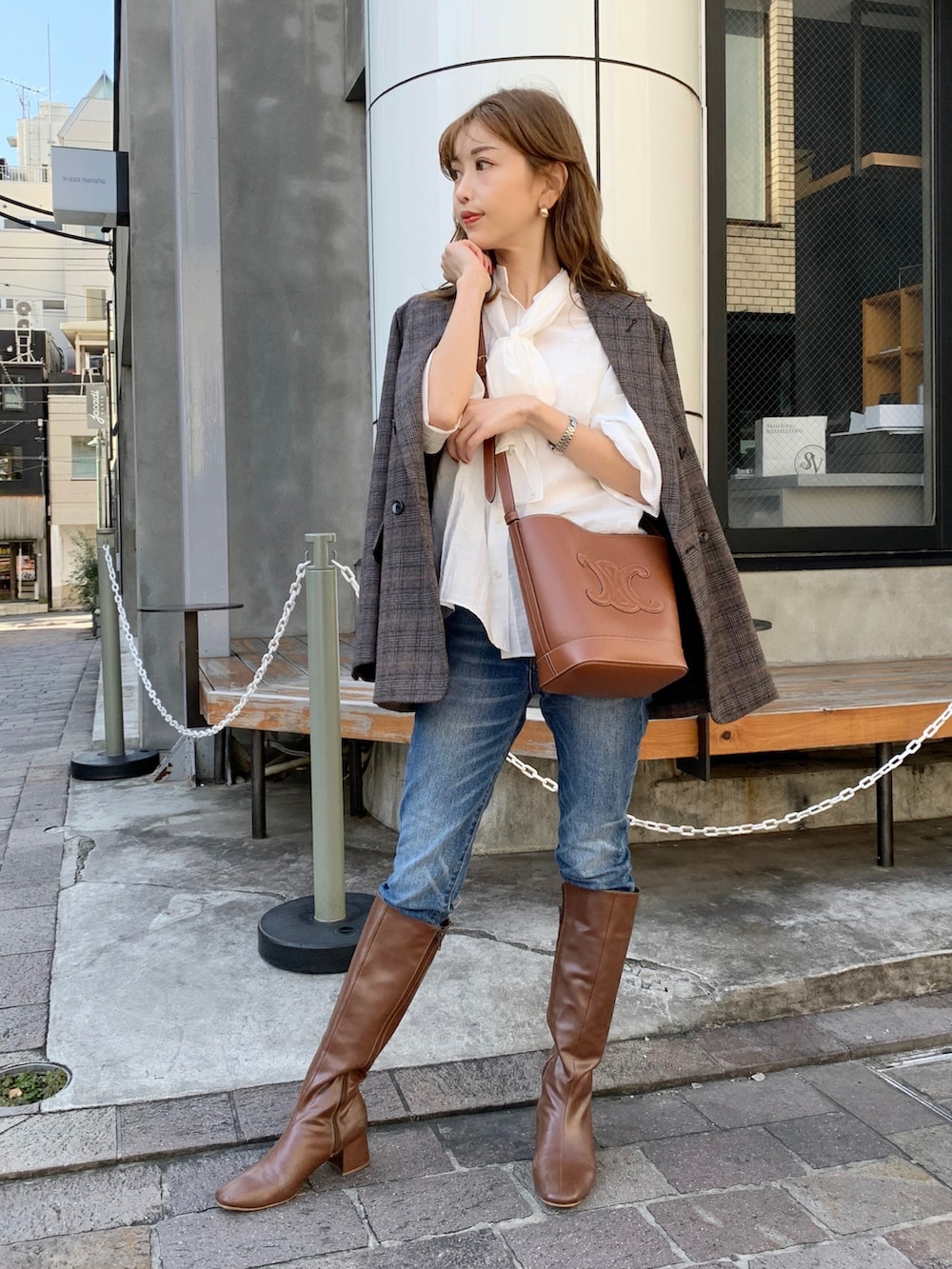 ホワイト系のシャツ/ブラウス、ブラウン系のジャケット/アウター、ブラウン系のバッグを着用したレディースの秋コーディネートの2枚目の写真