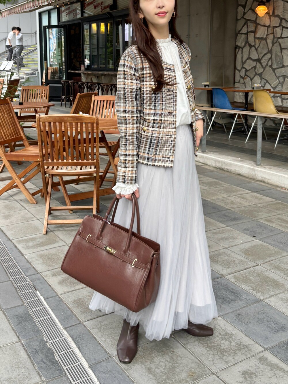 その他のジャケット/アウター、ホワイト系のシャツ/ブラウス、グレー系のスカートを着用したレディースの秋コーディネートの5枚目の写真