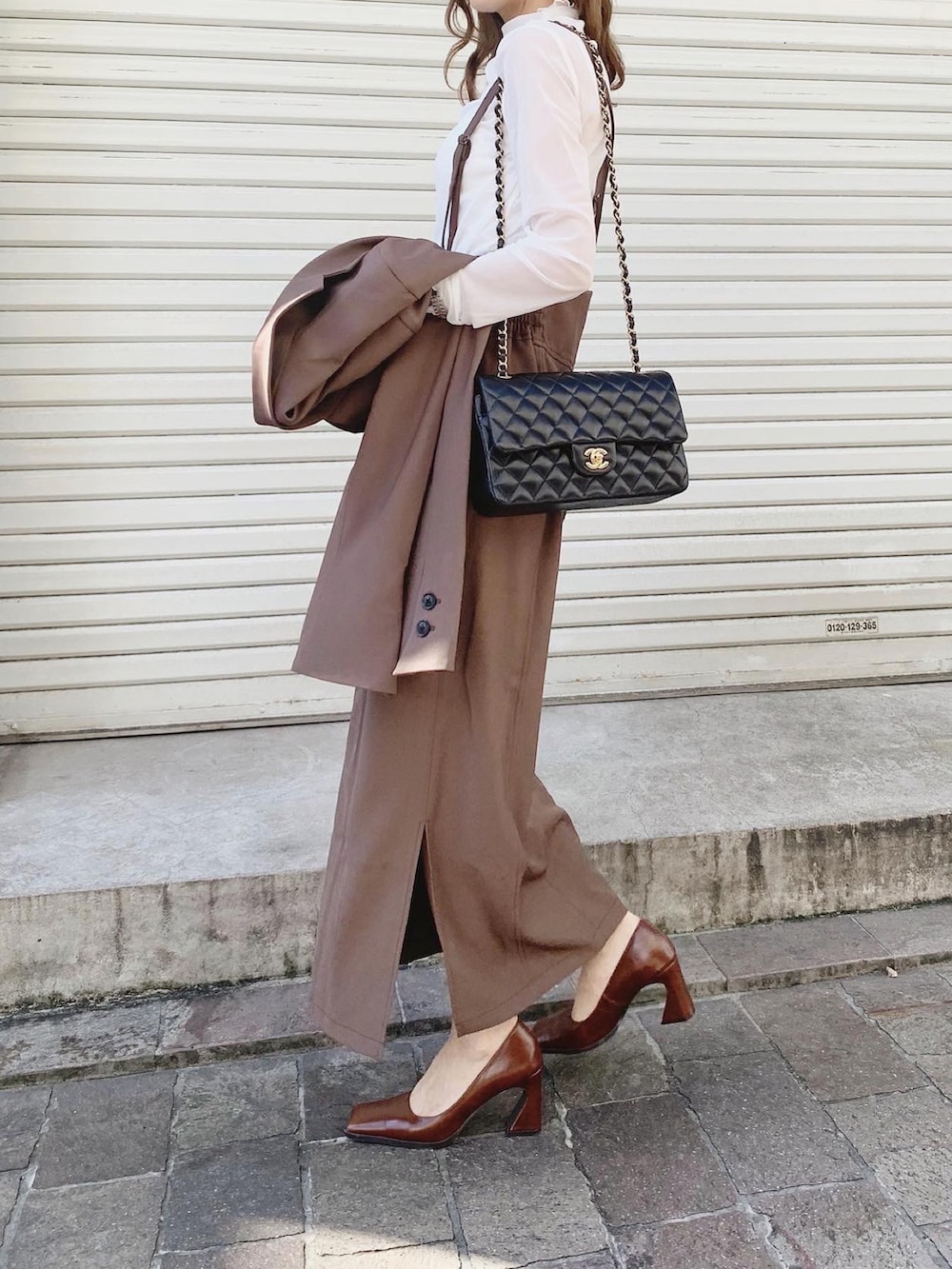 ホワイト系のTシャツ/カットソー、ブラウン系のテーラードジャケット、ブラウン系のスカートを着用したレディースの秋コーディネートの2枚目の写真