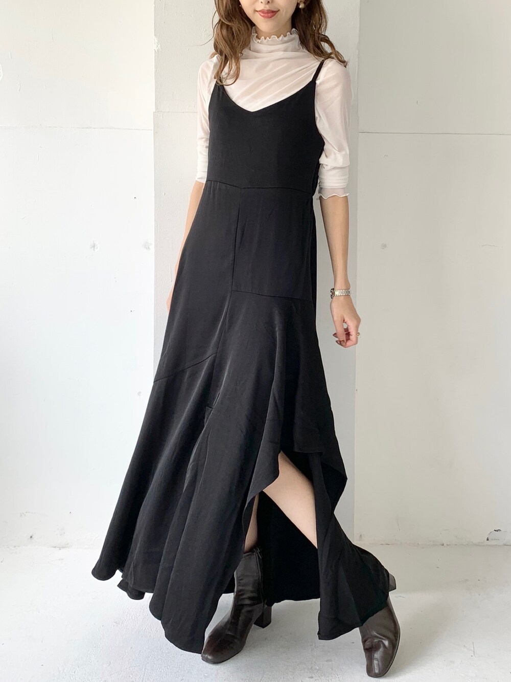 ホワイト系のTシャツ/カットソー、ブラウン系のブーツ、ブラック系のワンピース/ドレスを着用したレディースの秋コーディネートの2枚目の写真