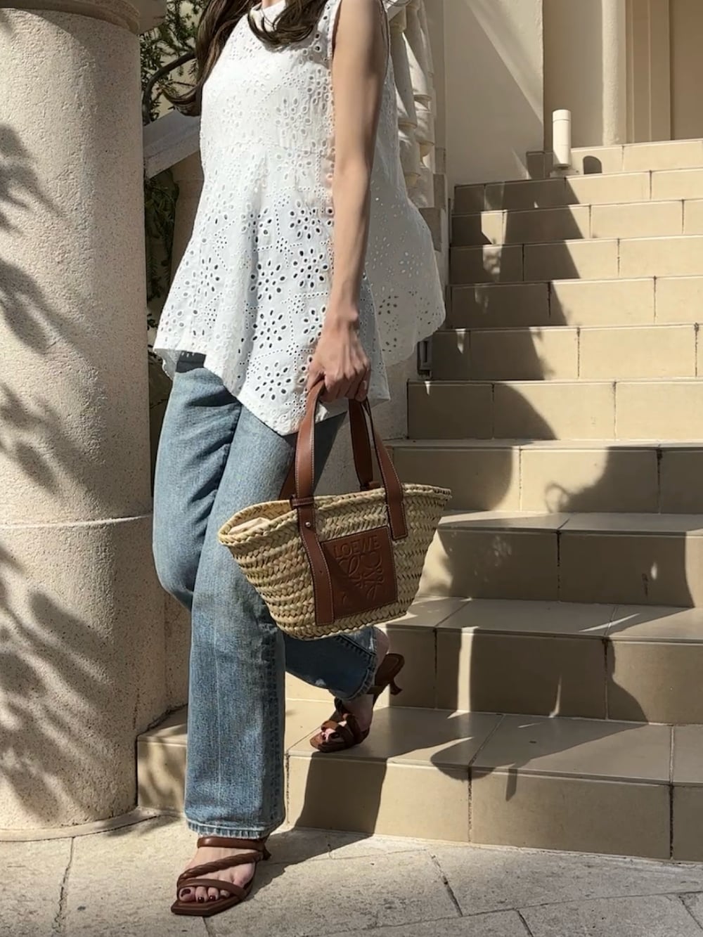ホワイト系のシャツ/ブラウス、ブラウン系のサンダル、ブルー系のデニムパンツを着用したレディースの夏コーディネートの2枚目の写真