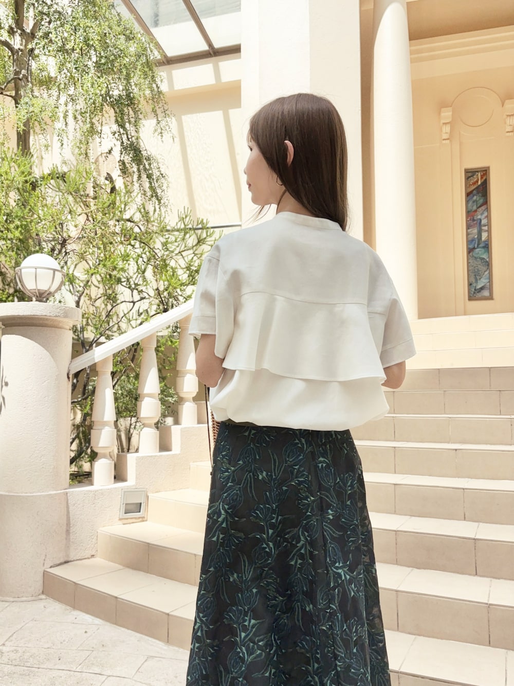 ホワイト系のシャツ/ブラウス、グリーン系のスカート、ベージュ系のバッグを着用したレディースの夏コーディネートの4枚目の写真