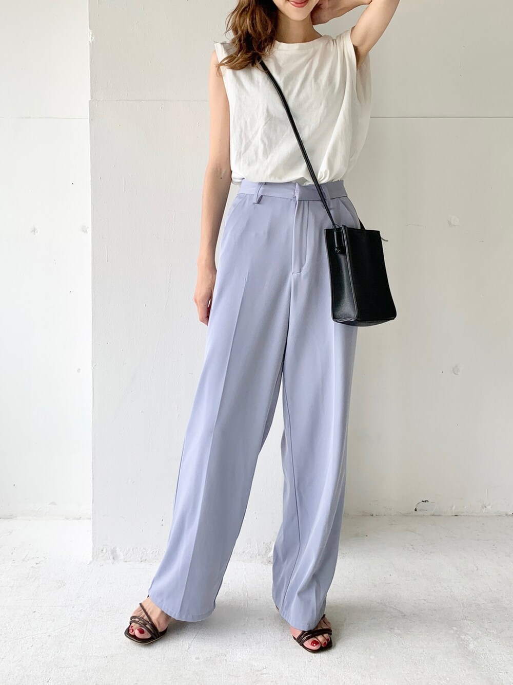 ブルー系のその他パンツ、ブラウン系のサンダル、ホワイト系のTシャツ/カットソーを着用したレディースの夏コーディネートの3枚目の写真