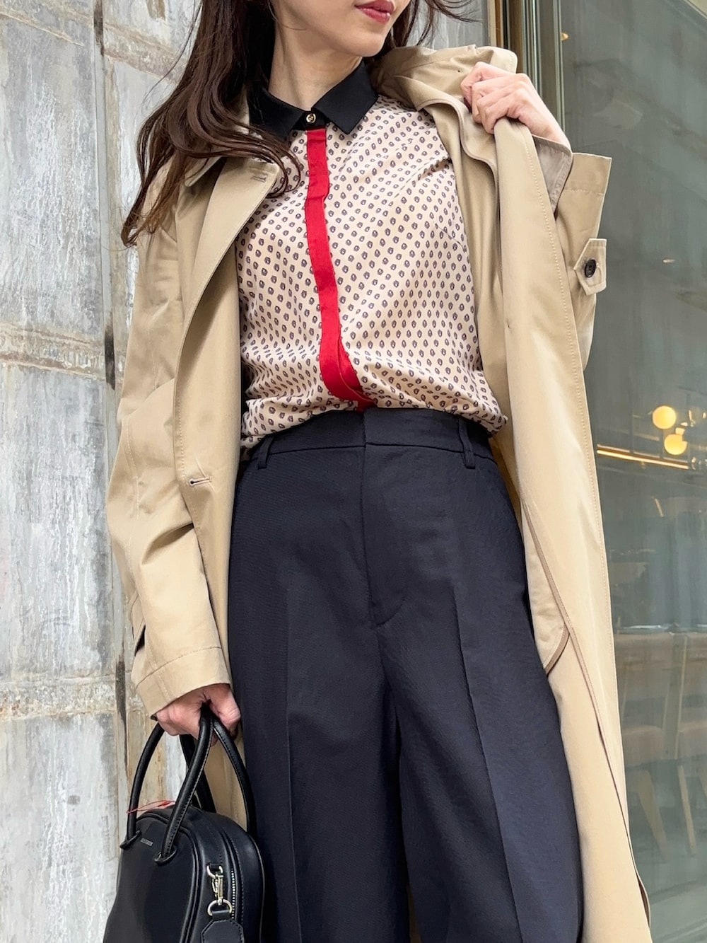 ベージュ系のシャツ/ブラウス、ブルー系のその他パンツ、ブラウン系のサンダルを着用したレディースの春コーディネートの2枚目の写真