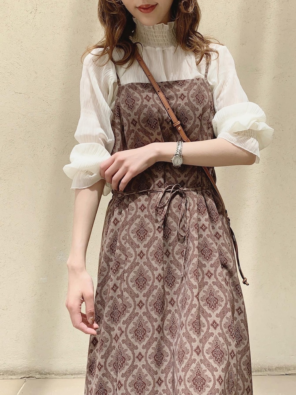 ブラウン系のバッグ、ブラウン系のワンピース、ブラック系のバレエシューズを着用したレディースの春コーディネートの2枚目の写真