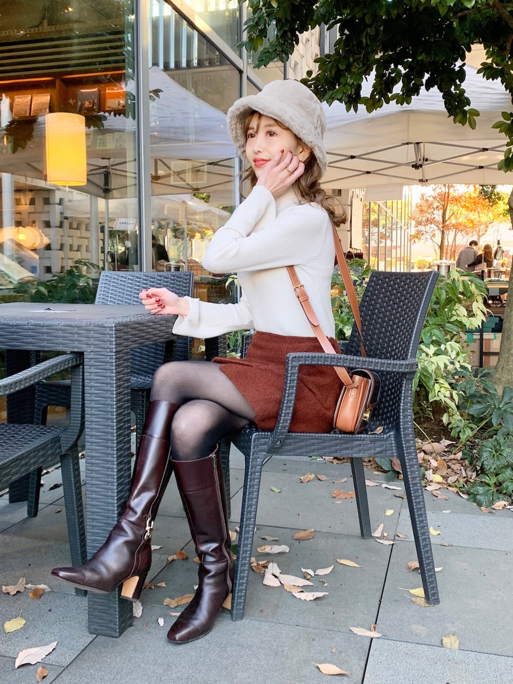 ホワイト系のニット/セーター、ブラウン系のその他パンツ、ブラウン系のブーツを着用したレディースの冬コーディネートの2枚目の写真