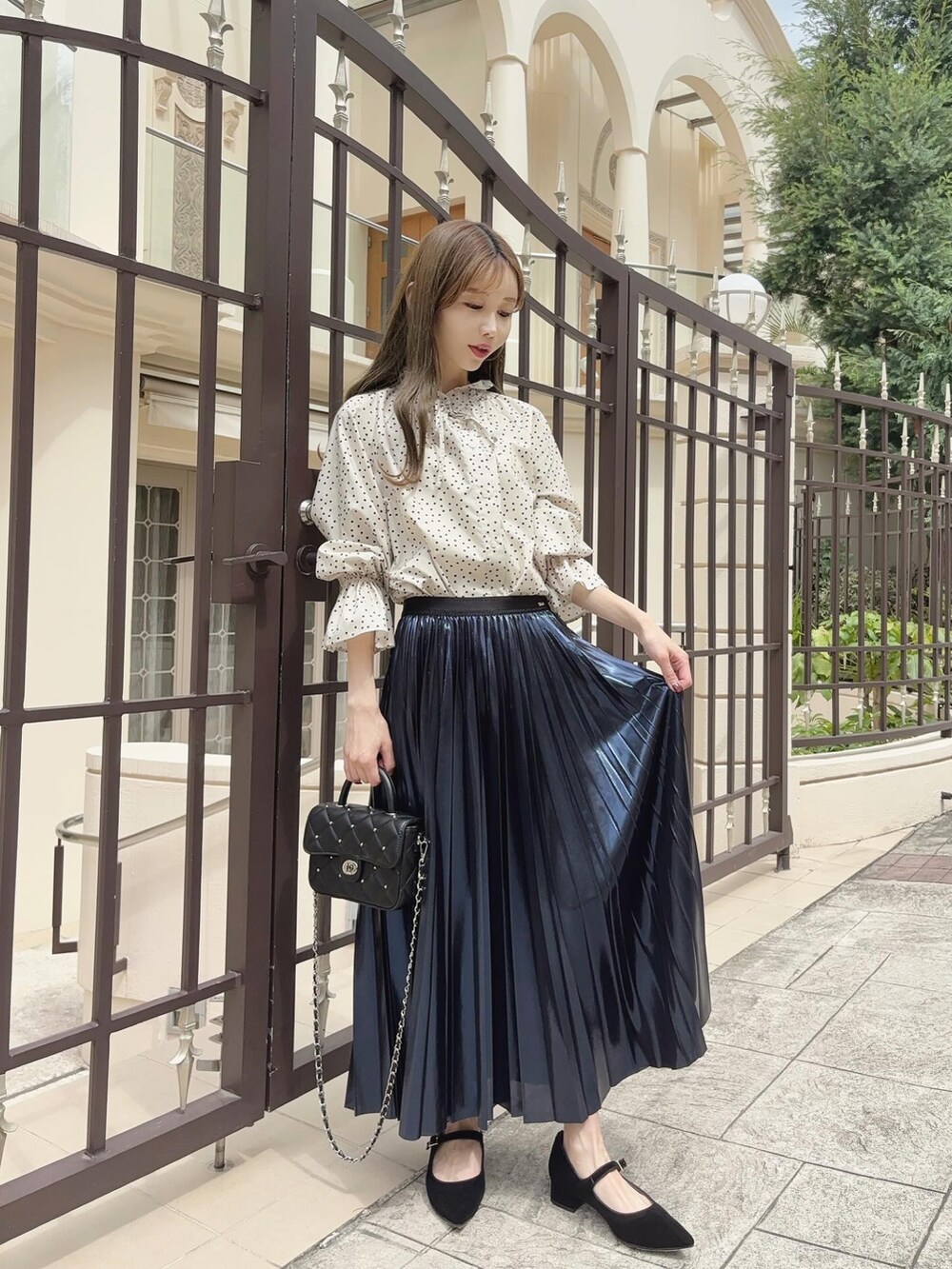 ホワイト系のシャツ/ブラウス、ブルー系のスカート、ブラック系のショルダーバッグを着用したレディースの秋コーディネートの2枚目の写真