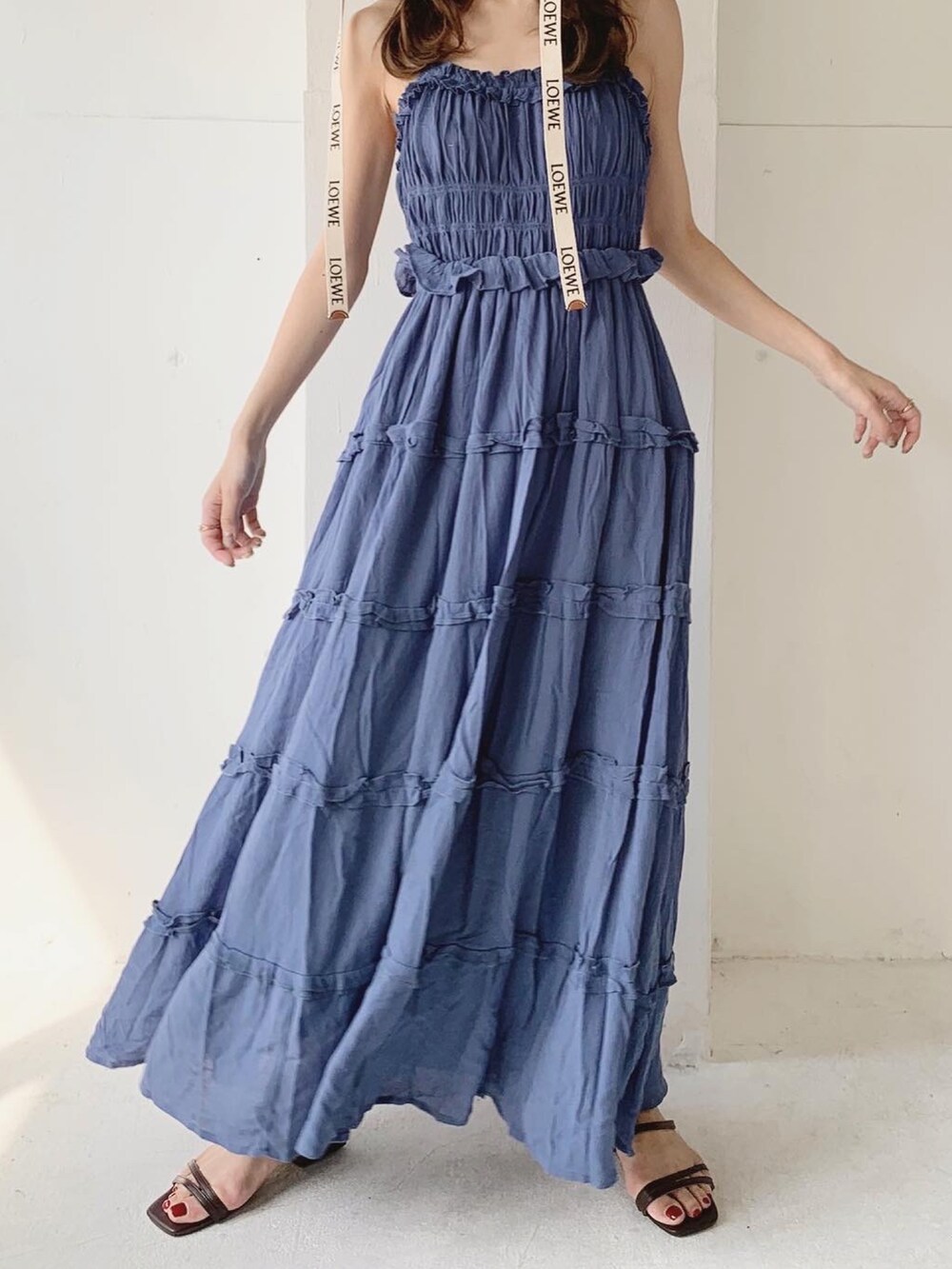 ブルー系のワンピース/ドレス、ブラウン系のサンダル、ベージュ系の帽子を着用したレディースの夏コーディネートの5枚目の写真